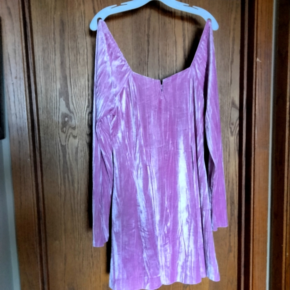 Long sleeve velvet look short dress with elastic shoulder sleeves